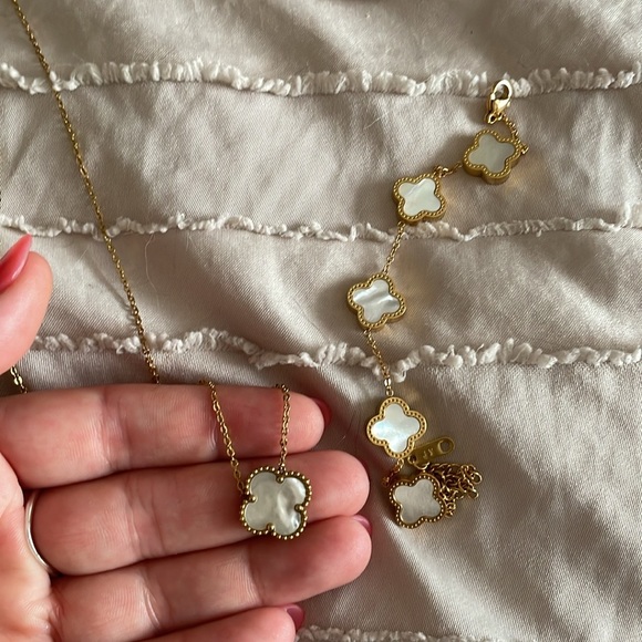 Set: Earrings, bracelet, and necklace! - Picture 4 of 4